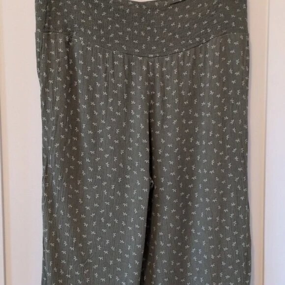 Three dots wide-leg pull on crepe pants. Olive green with white flowers. Comfy w - Picture 5 of 12